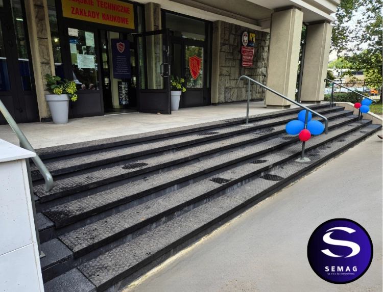 Nakładki antypoślizgowe na schody.png