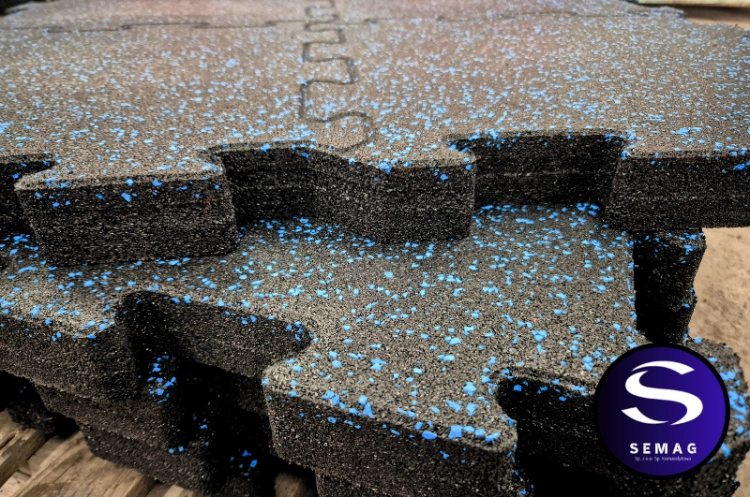 Płyta gumowa puzzel z akcentem koloru, melanż nakrapiana 20% granulatem EPDM pod ciężary.png