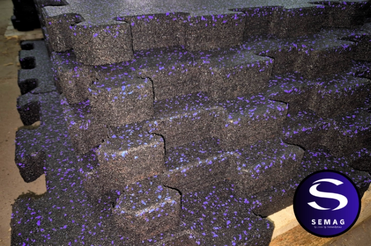 Płyta gumowa puzzel z akcentem koloru, melanż nakrapiana 20% granulatem EPDM (2).png