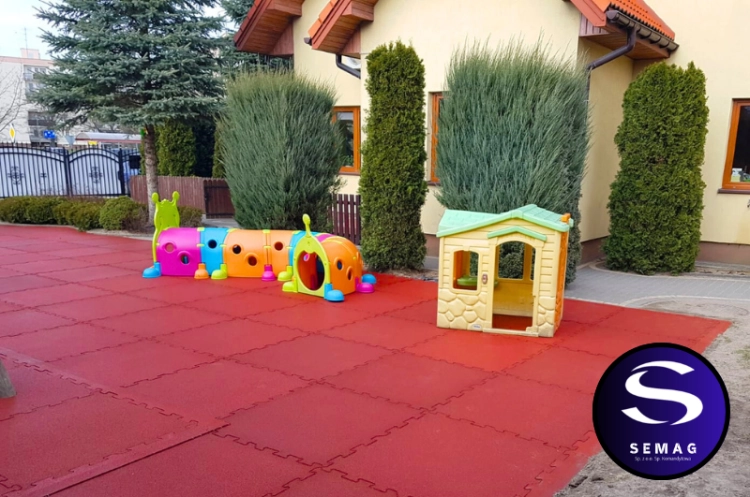 Dom przedszkola Montessori Puzzle na plac zabaw bez linii podziału semag zabrze płyty gumowe bezpieczna nawierzchnia.png