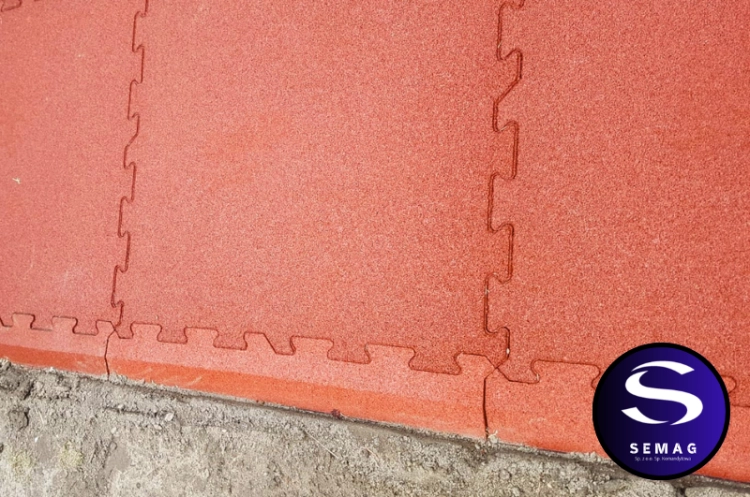 czerwony ogranicznik do puzzla na plac zabaw gumowy semag zabrze.png