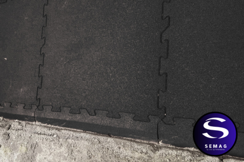 czarny ogranicznik do puzzla na plac zabaw gumowy semag zabrze.png